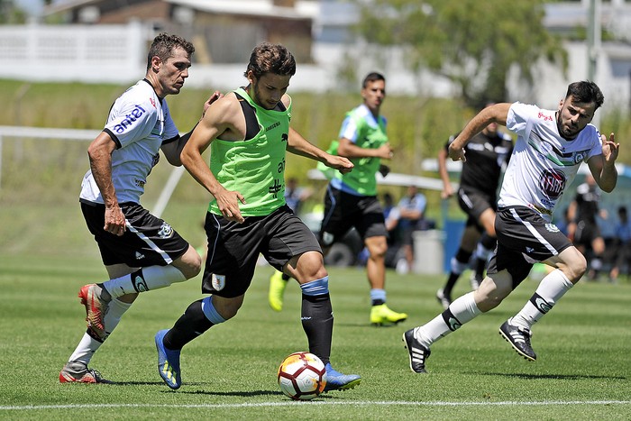 Selección sub 20 en un partido con San José, en una práctica en el Complejo Celeste. · Foto: Federico Gutiérrez