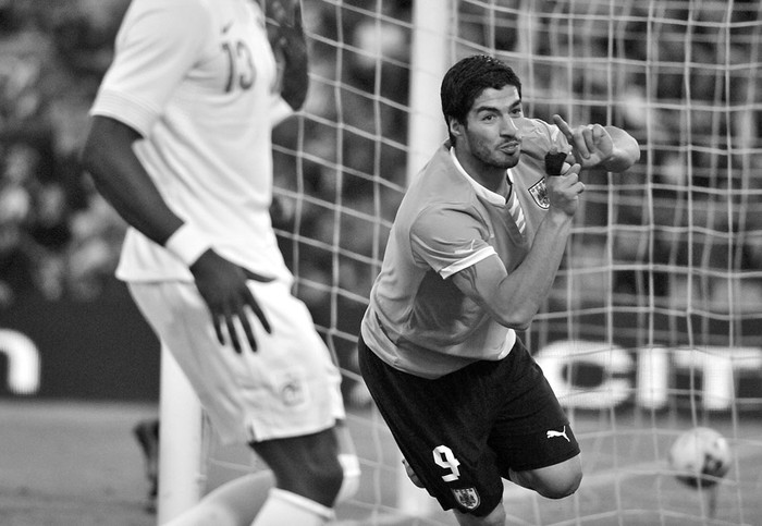 Luis Suárez, ayer, tras convertir el gol de Uruguay en el partido con Francia en el estadio Centenario.  · Foto: Javier Calvelo