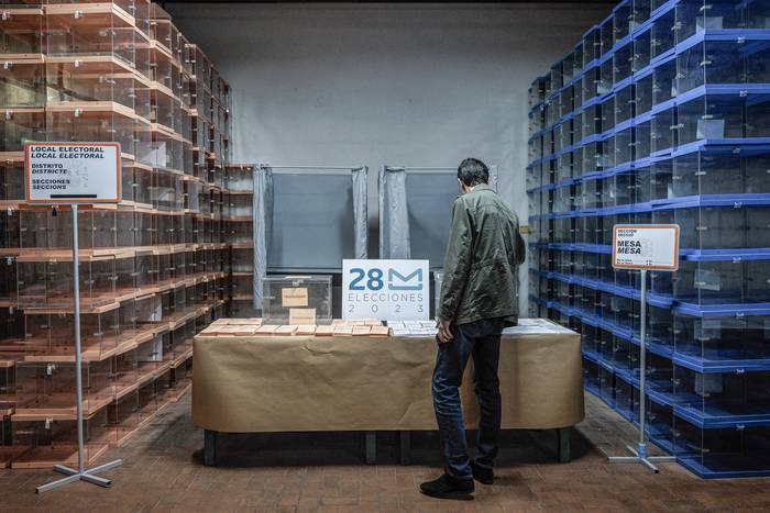 Preparativos en un almacén electoral, el 23 de mayo de 2023, en la provincia de Valencia. · Foto: Biel Aliño, EFE