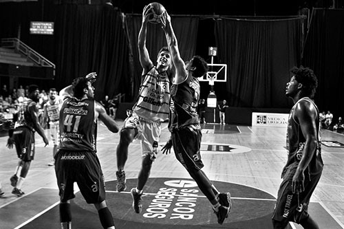 Lucas Vassalucci, de Aguada, Nicolás Borselino y Gustavo Barrera de Hebraica, ayer, en el Palacio Peñarol. / Foto: Pedro Rincón