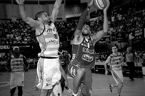 Johwen Villegas, de Atenas y Richard Chaney de Malvin, ayer, en el Palacio Peñarol. / Foto: Nicolas Celaya