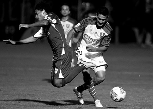 Felipe Gedoz, de Defensor Sporting, y Bryan Cortés, de Universidad de Chile, ayer en el estadio Franzini. / Foto: Pedro Rincón