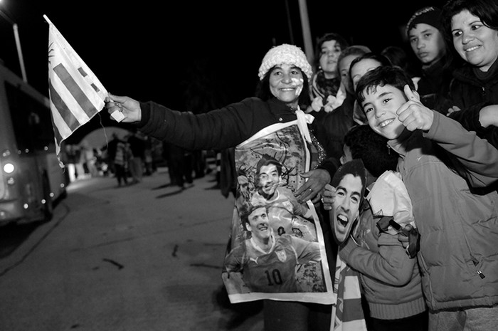 Hinchas de Uruguay esperando la llegada de Luis Suárez, ayer, en el aeropuerto de Carrasco. /Foto: Nicolás Celaya
