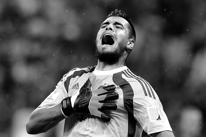 Sergio Romero, de Argentina, tras detener el primer penal ante Holanda durante la semifinal del Mundial de Fútbol de Brasil 2014, ayer, en el Arena de São Paulo, Brasil. / Foto: Sebastião Moreira, Efe