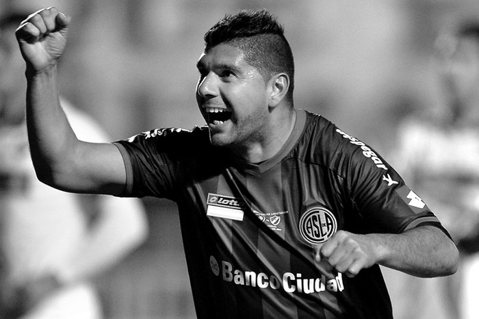 Néstor Ortigoza, jugador de San Lorenzo de Argentina, tras anotar el gol ante Nacional de Paraguay, ayer en el estadio Nuevo Gasómetro de Buenos Aires (Argentina). / Foto: Juan Ignacio Roncoroni, Efe.