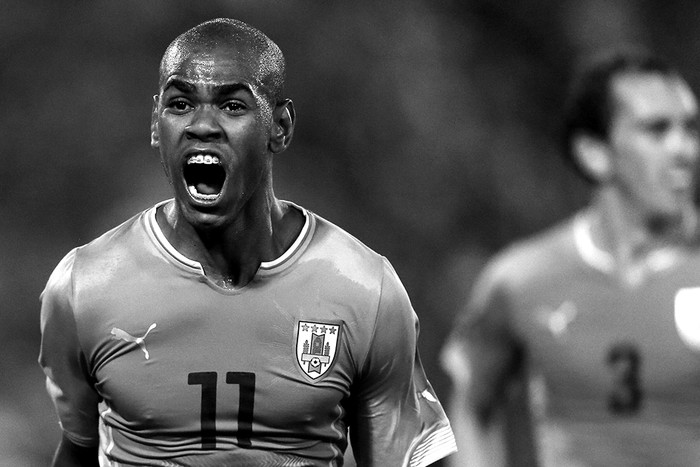 Diego Rolan tras anotar su gol, el del empate, ante Chile, ayer en el estadio Monumental de Santiago de Chile (Chile). / Foto: Mario Ruiz, Efe