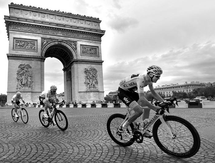 El británico Christopher Froome (d) durante la última etapa del Tour de France, ayer, en París. Foto: Philippe López, AFP