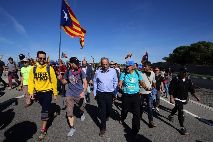 Quim Torra (c) presidente regional catalán, marcha con manifestantes, ayer, cerca de Girona. Foto: Generalitat De Catalunya, Afp