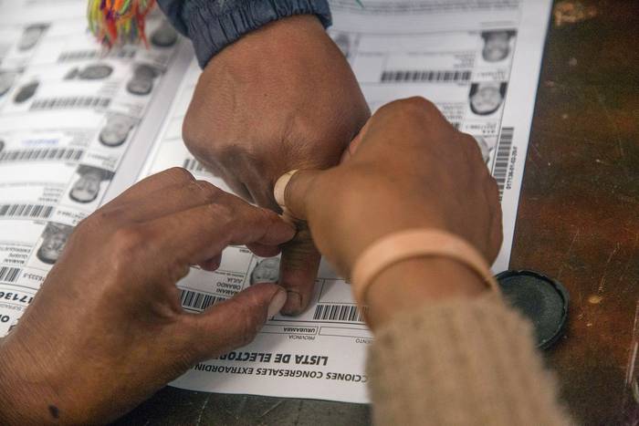 Votación durante las elecciones legislativas, el domingo, en Ollantaytambo, Perú. · Foto: Geraldo Caso, Afp
