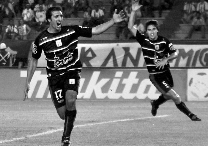 El jugador del Racing Ignacio Pallas celebra tras anotar el segundo gol de su equipo ante el Junior de Barranquilla, el 28 de enero, en la ciudad de Barranquilla (Colombia).  · Foto: efe, ricardo maldonado