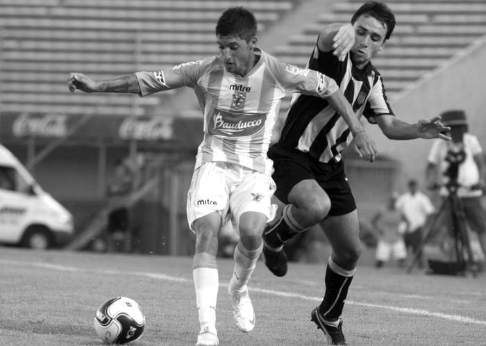 Pablo Caballero, de Cerro, y Emiliano Albín, de Peñarol, el 30 de enero, en el estadio Centenario.  · Foto: Agustín Fernández