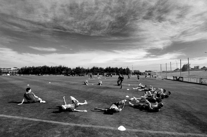 Los jugadores de la seleccion uruguaya de futbol participan en un entrenamiento, el lunes, en el complejo de la AUF.
 · Foto: EFE, Iván Franco