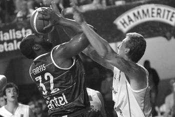 Dwayne Curtis, de Aguada, y Lucas Tischer, de Baurú, anoche, en el Palacio Peñarol. Foto: Nicolás Celaya Dwayne Curtis, de Aguada, y Lucas Tischer, de Baurú, anoche, en el Palacio Peñarol. Foto: Nicolás Celaya