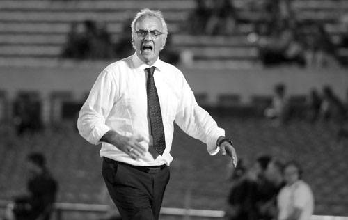 Jorge Fossati, ayer, en el estadio Centenario. Foto: Pablo Nogueira