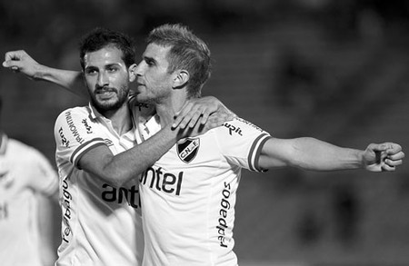 Pablo Álvarez e Iván Alonso festejan el primer gol ante Sud América, anoche, en el estadio Centenario. Foto: Pedro Rincón Pablo Álvarez e Iván Alonso festejan el primer gol ante Sud América, anoche, en el estadio Centenario. Foto: Pedro Rincón