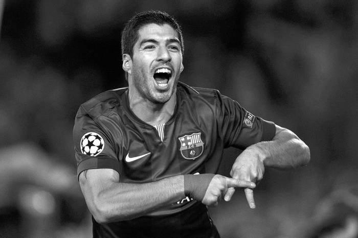 Luis Suárez celebra el tercer gol de Barcelona, durante el partido con Paris Saint-Germain, ayer, en el estadio de Camp Nou, en Barcelona. Foto: Alejandro García, Efe