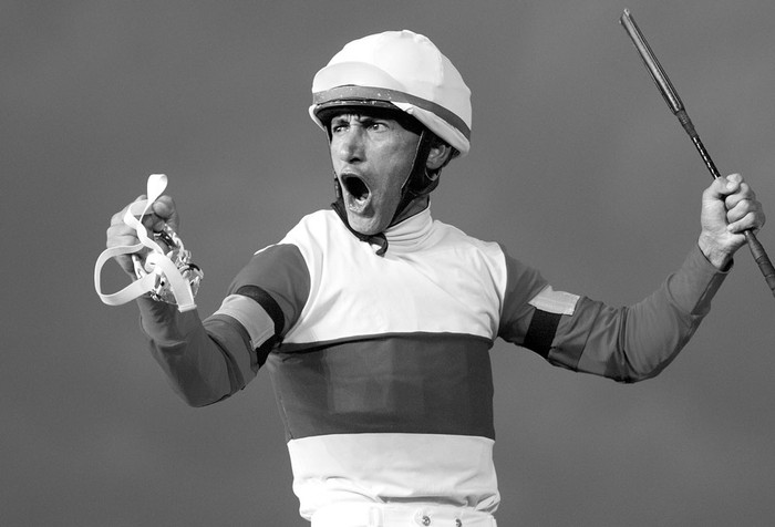 El jockey Julio César Méndez, ganador del Gran Premio José Pedro Ramírez, ayer, luego de la carrera en Maroñas.
Foto: Javier Calvelo