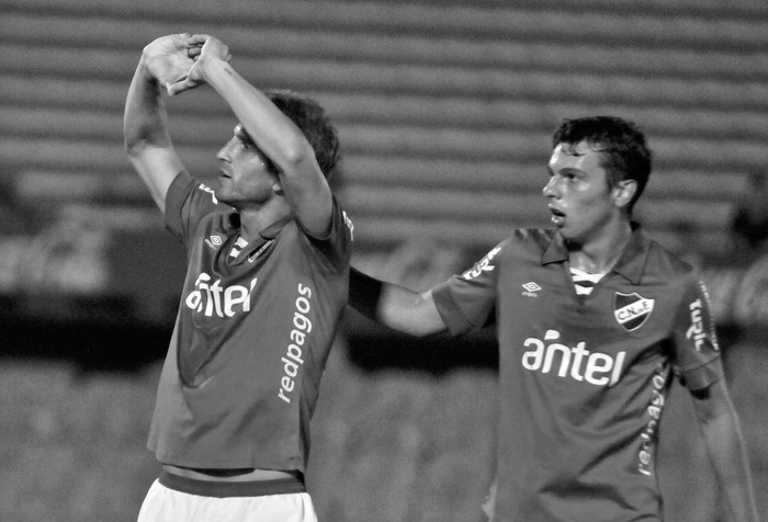 Iván Alonso y Gonzalo Bueno, ayer, luego de convertir el primer gol de Nacional. Foto: Javier Calvelo