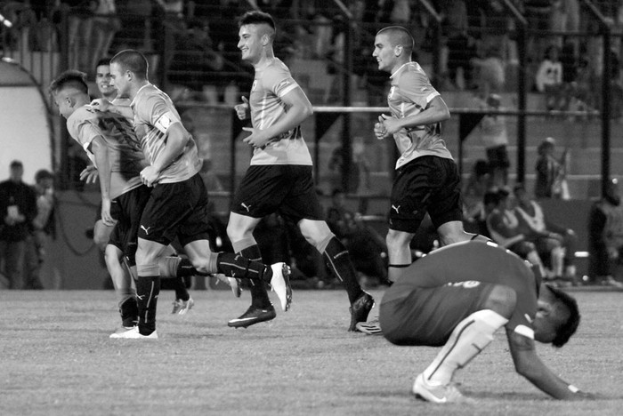 Los jugadores de la selección sub 20 de Uruguay festejan un gol frente a Chile, ayer, en el estadio Domingo Burgueño Miguel
de Maldonado. Foto: Agustín Fernández