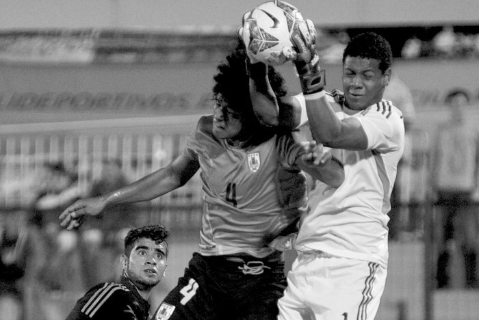 Mauricio Lemos, de Uruguay, y el arquero de Venezuela, Kleiner Escorcia, el viernes, en el estadio Domingo Burgueño Miguel
de Maldonado. Foto: Carlos Lebrato, Efe