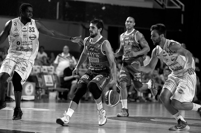 Leandro García Morales, de Aguada, en el partido con Olimpia, ayer, en el Palacio Peñarol. Foto: Pablo Nogueira