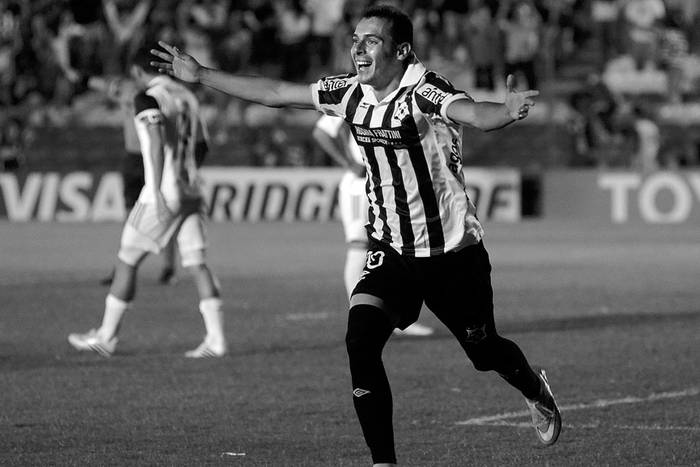 Leandro Reymúndez festeja el tercer gol de Wanderers a Zamora, ayer, en el Parque Central. Foto: Pablo Vignali