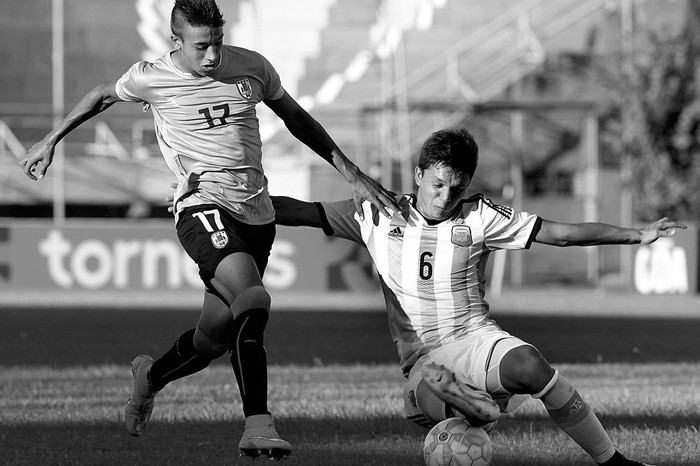 Robert Ergas, de Uruguay, y Facundo Pardo, de Argentina, el domingo, en el estadio Feliciano Cáceres
de la localidad de Luque, Paraguay. Foto: Andrés Cristaldo, Efe