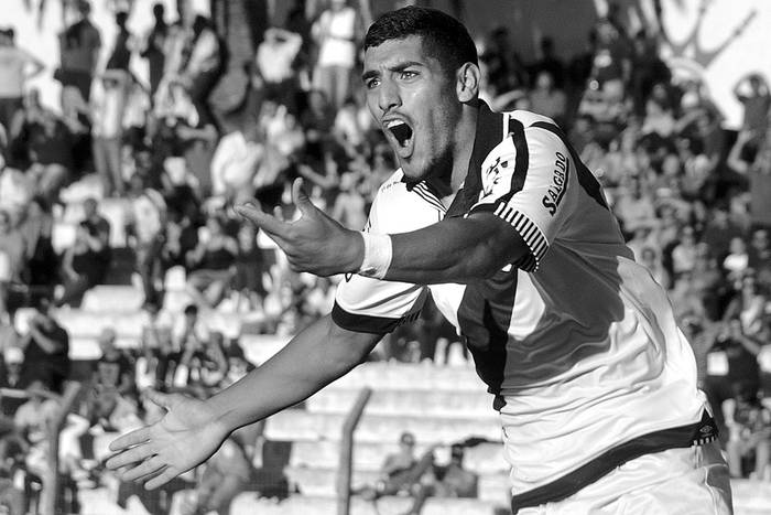 Adrián Balboa, de Danubio, festeja su gol ante Cerro, ayer, en Jardines del Hipódromo. Foto: Pablo Vignali