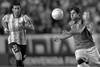 Gastón Bueno (d), de Wanderers, y Diego Milito, de Racing de Avellaneda, ayer, en el estadio Presidente Perón, en Buenos Aires. Foto: Juan Ignacio Roncoroni, Efe Gastón Bueno (d), de Wanderers, y Diego Milito, de Racing de Avellaneda, ayer, en el estadio Presidente Perón, en Buenos Aires. Foto: Juan Ignacio Roncoroni, Efe