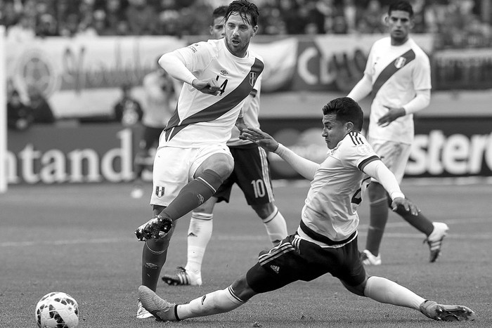 Claudio Pizarro, de Perú, y Jeison Murillo, de Colombia, ayer, en el Estadio Municipal Bicentenario Germán Becker de Temuco, Chile. Foto: Kiko Huesca, Efe