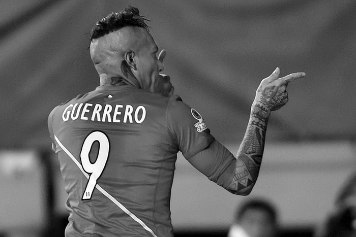 Paolo Guerrero, de Perú, festeja un gol a Bolivia, ayer, en el Estadio Municipal Bicentenario Germán Becker de Temuco, Chile. Foto: Yuri Cortez, Afp