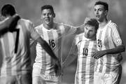 Marcos Rojo, Lionel Messi y Javier Pastore, de Argentina, festejan un gol a Paraguay, ayer, en el estadio Alcaldesa Ester Roa Rebolledo de Concepción, Chile. Foto: Fernando Bizerra Jr., Efe