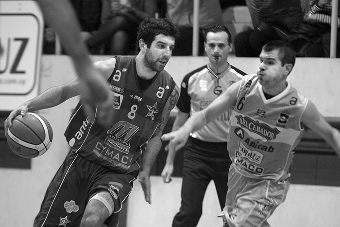 Camilo Antúnez, de Unión Atlética, y Adrián Bertolini, de Cordón, el sábado, en la cancha de Cordón. • Foto: Santiago Mazzarovich