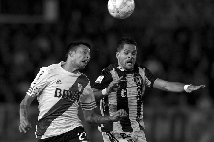 Leonel Vangioni, de River Plate, y Juan Aguilar, de Guaraní, ayer, en el Monumental de Núñez,
en Buenos Aires. Foto: Alejandro Pagni, Afp