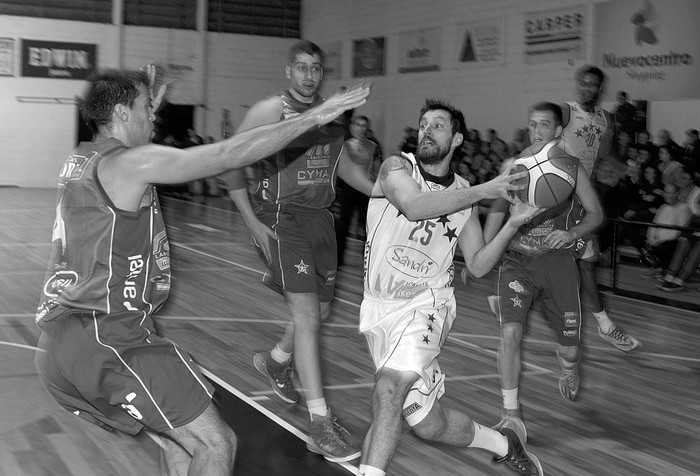 Germán Cortizas, de Unión Atlética, y Renzo Lazzaroni, de Capitol, el sábado en la cancha de Capitol. • Foto: Santiago Mazzarovich