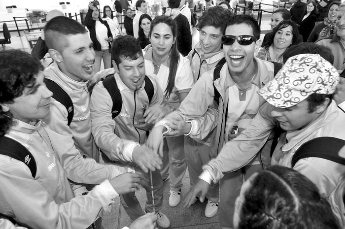 Atletas uruguayos antes de la partida a los Juegos Parapanamericanos de Toronto, el 2 de agosto, en el aeropuerto de Carrasco. Foto: Federico Gutiérrez
