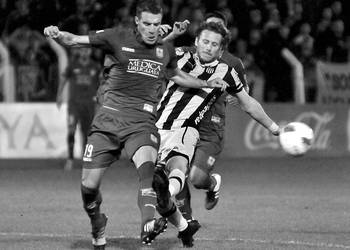 Andrés Scotti, de Defensor Sporting, y Diego Forlán, de Peñarol, anoche en el estadio Luis Franzini. Foto: Federico Gutiérrez Andrés Scotti, de Defensor Sporting, y Diego Forlán, de Peñarol, anoche en el estadio Luis Franzini. Foto: Federico Gutiérrez