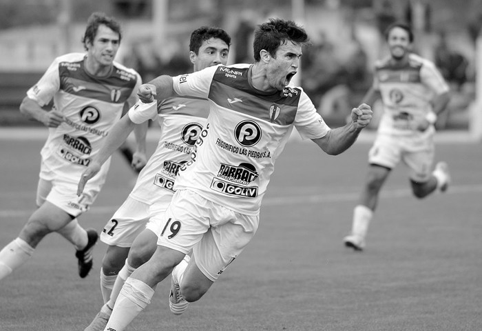 Matías Alonso, de Juventud, festeja el gol a Liverpool, ayer, en el Parque Artigas de Las Piedras. Foto: Pablo Vignali