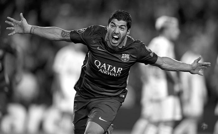Luis Suárez, de Barcelona, festeja el gol a Bayer Leverkusen, ayer, en el estadio Camp Nou, en Barcelona. Foto: Lluis Gene, Afp