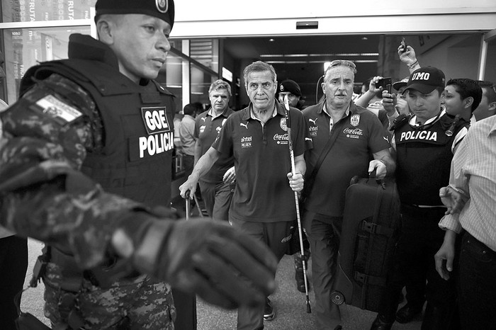 Óscar Washington Tabárez, ayer, a su arribo al aeropuerto de Guayaquil, Ecuador. Foto: Rodrigo Buendía, Afp