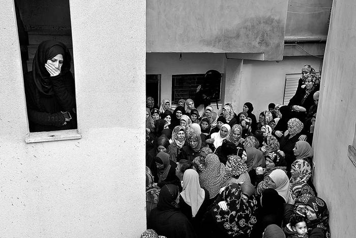 Funeral en un campo de refugiados cerca de Ramala, Palestina. Foto: Alaa Badarneh, EFE