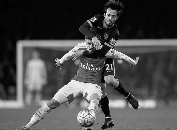 Aaron Ramsey, de Arsenal y David Silva, de Manchester City, ayer, en Londres. Foto: Adrian Dennis, Afp
