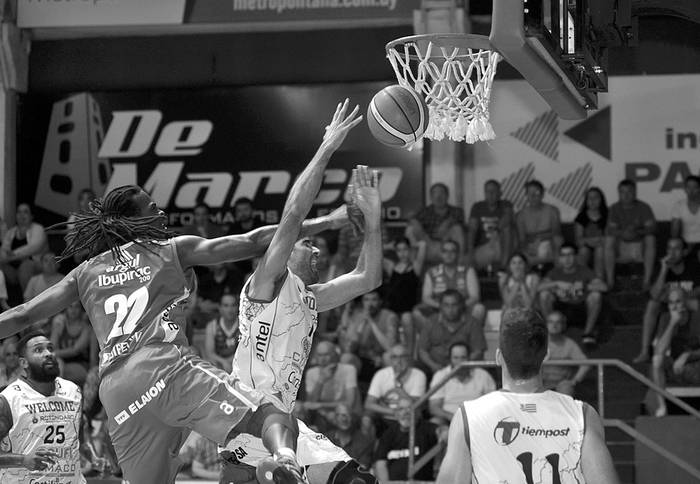 Reque Newsome, de Malvín, y Claudio Charquero, de Welcome, ayer, en la cancha de Welcome. Foto: Federico Gutiérrez