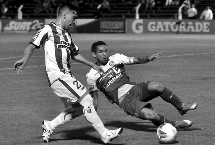 Fernado Gorriarán, de River Plate, y Lucas Rodríguez, de Argentinos Juniors,
ayer en el estadio Luis Franzini. Foto: Federico Gutiérrez