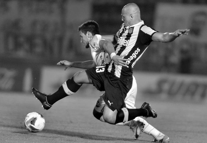 Leandro Barcia, de Nacional, y Matías Aguirregaray, de Peñarol, anoche en el estadio Centenario. Foto: Iván Franco