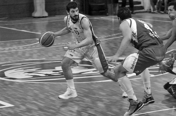 Leandro García Morales, de Hebraica y Macabi, y Santiago Vidal, de Trouville,
el lunes en la cancha de Tabaré. Foto: Federico Gutiérrez Leandro García Morales, de Hebraica y Macabi, y Santiago Vidal, de Trouville,
el lunes en la cancha de Tabaré. Foto: Federico Gutiérrez