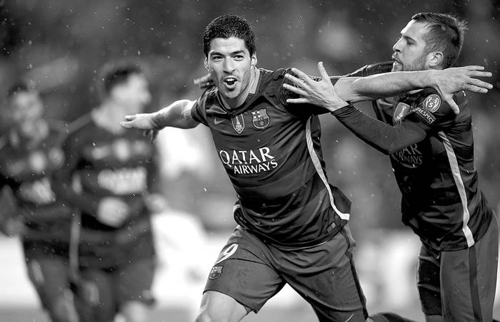 Luis Suárez, de Barcelona, festeja un gol a Arsenal, ayer, en Barcelona. Foto: Lluis Gene, Afp Luis Suárez, de Barcelona, festeja un gol a Arsenal, ayer, en Barcelona. Foto: Lluis Gene, Afp
