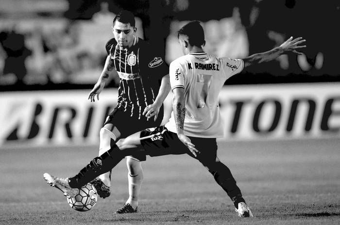 Víctor Zalazar, de Rosario Central, y Kevin Ramírez, de Nacional, anoche en el Gran Parque Central. • Foto: Miguel Rojo, Afp
