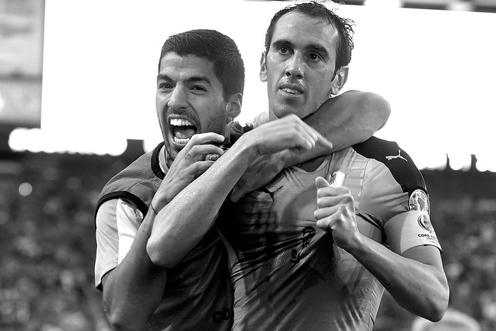 Luis Suárez y Diego Godín festejan el gol uruguayo a México en Phoenix, Arizona. Foto: Alfredo Estrella, AFP (junio 2016)