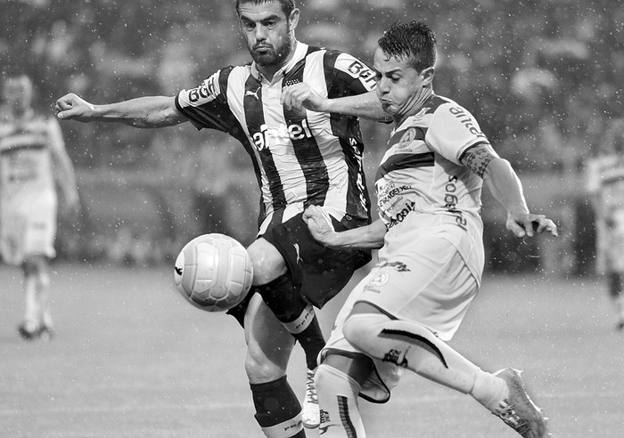 Luis Aguiar, de Peñarol, y Alejandro Villoldo, de Plaza Colonia, el 29 de mayo, en el estadio Campeón del Siglo. Foto: Pablo Vignali